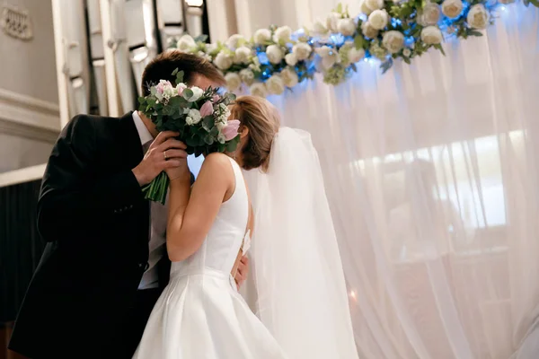 Ett Ungt Par Vid Bröllopsceremonin Täckt Sina Ansikten Med Bukett — Stockfoto