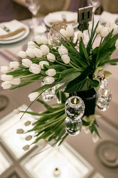 Tulpenstrauß Auf Einem Hochzeitstisch Spiegeltisch Mit Spiegelungen — Stockfoto