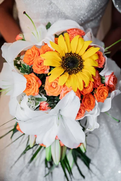 Свадебный Букет Руках Невесты Подсолнух Оранжевые Розы — стоковое фото
