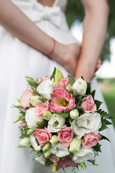 Noiva Fica Costas Nas Mãos Pequeno Buquê Flores Rosca Vermelha — Fotografia de Stock