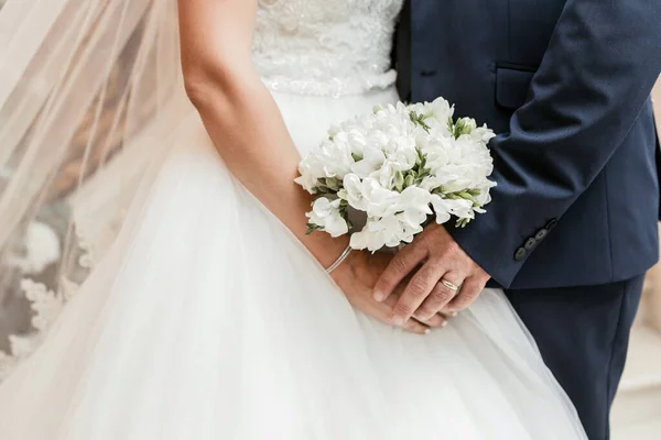 Жених Невеста Держат Свадебный Букет Белые Розы Праздник — стоковое фото
