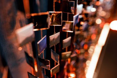 Tatilde bir fotoğrafçıya yakın çekim. İpliğe bağlı kareler.