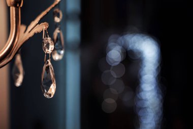 Cam kristal, avizenin dekorasyonunun bir parçası. Bulanık arkaplan