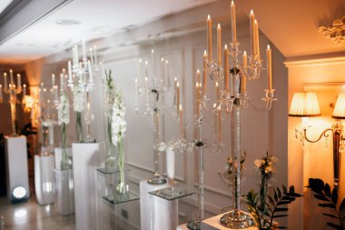 Beyaz aşk tanrısı ok ve yay tutuyor. Kapat.