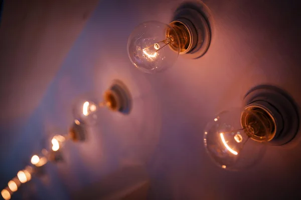 電球が何個も並んでいます 結婚式の装飾の終わり — ストック写真