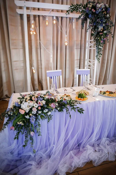 Mesa Bodas Está Decorada Con Flores Velas Dos Sillas Blancas — Foto de Stock