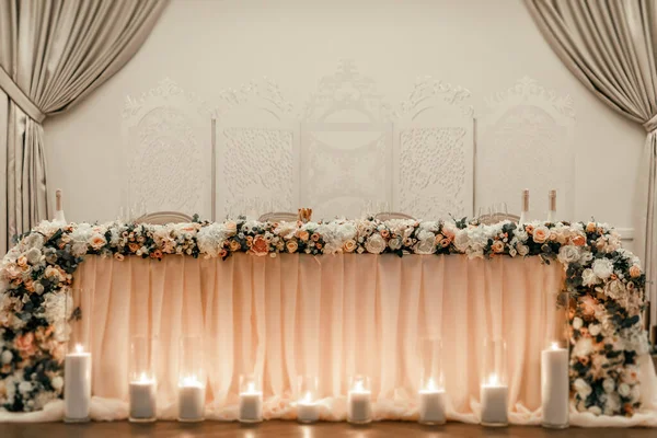 Decoração Uma Mesa Casamento Velas Flores Celebração Restaurante — Fotografia de Stock