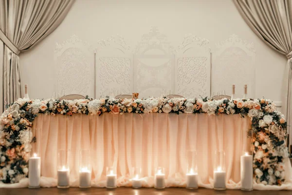 Décor Une Table Mariage Bougies Fleurs Célébration Dans Restaurant — Photo