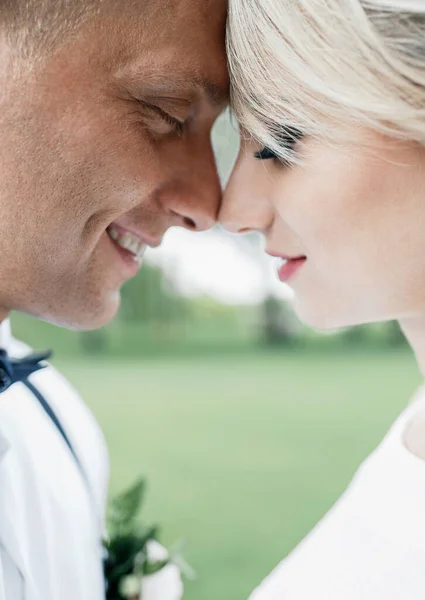 Jovem Casal Beijando Parque Casamento Livre Rostos Recém Casados Close — Fotografia de Stock