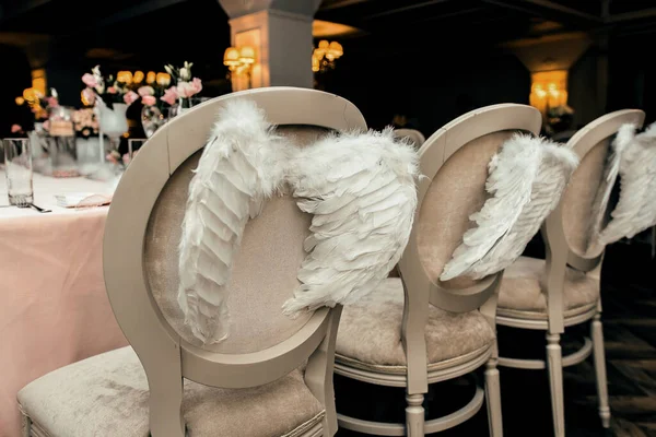 Asas Brancas Anjos Nas Costas Uma Cadeira Mesa Férias Das — Fotografia de Stock