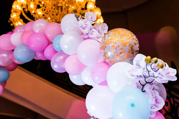 Pembe doğum günü balonları. Tatil için merdivenleri süslemek için toplar çelengi..