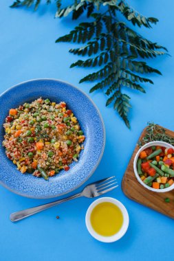 Mavi arka planda mavi plakalı pilav. donmuş sebze