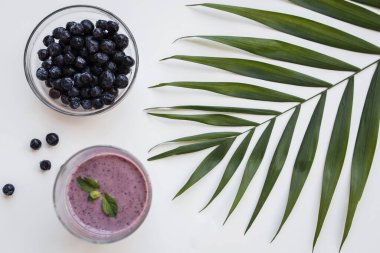 Frenk üzümünden taze taze. Palmiye dalı ve nane.