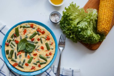 Pizza kapanışı masanın üstünde. Tahtadaki yeşillikler. kompozisyon görünümü yukarıdan