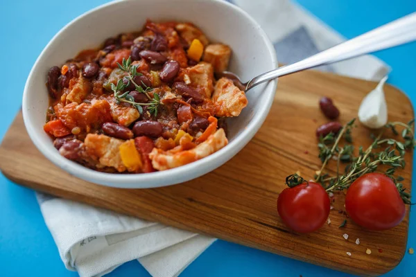 Stufato Vegetale Piatto Bianco Una Tavola Legno Primo Piano Sfondo — Foto Stock