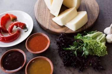 Yuvarlak tabakta baharatlı soslar. Peynir ve sebzeler. Yakın çekim, üst manzara. Gürcistan ulusal mutfağı