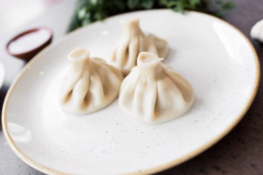 Beyaz tabakta Gürcü Khinkali. - Yakın çekim. Yukarıdan bak. Ulusal Mutfak