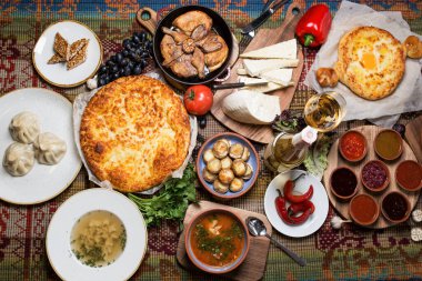Gürcistan ulusal gıdası, üst düzey. Adjarian khachapuri, peynir ve şarap.
