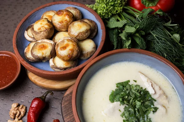 Minestra Alla Panna Con Carne Prezzemolo Piatto Con Funghi Forno — Foto Stock