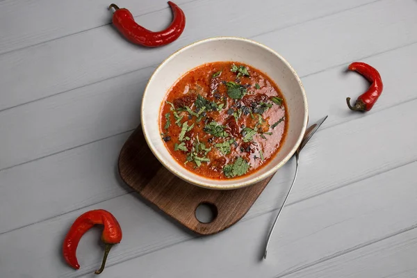 Piatto Borsch Con Cucchiaio Una Mano Peperoncino Sparso Giro Sfondo — Foto Stock