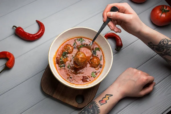 Piatto Borsch Con Cucchiaio Una Mano Peperoncino Sparso Giro Sfondo — Foto Stock