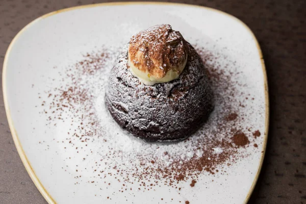 Chokladkaka Med Vitt Pulver Vit Platta Dessert Närbild Ovanifrån — Stockfoto