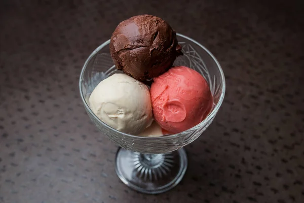 유리병에 아이스크림 가까이 초콜릿 — 스톡 사진