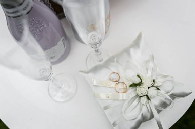 beyaz alyanslar ve bardaklar 