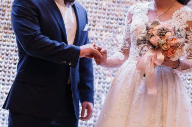 Damadın ve gelinin elleri, parmağınıza yüzük takın. düğün töreni