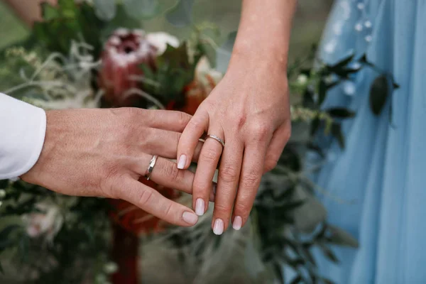 Noiva Noivo Mãos Dadas Alianças Casamento Flores Fundo — Fotografia de Stock