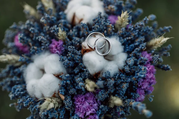 Alianças Casamento Buquê Lavanda Casamento Algodão Branco Close — Fotografia de Stock