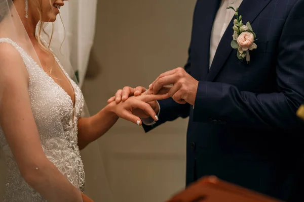 Novio Pone Anillo Dedo Las Novias Ceremonia Boda — Foto de Stock