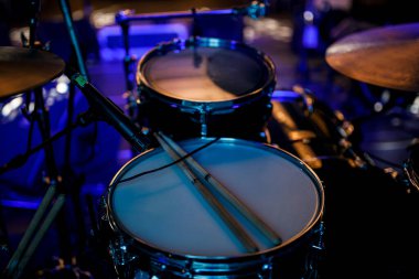 Davullar yakın çekim zilleri. mavi ışık