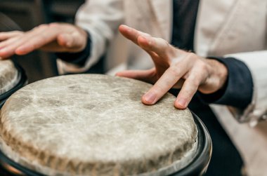 Davulcunun parmakları kapalı. Afrika müzik enstrümanları