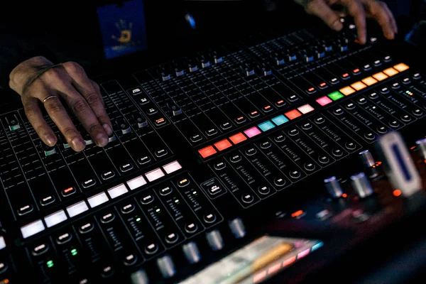 Consola Mezcla Una Gran Cantidad Faders Botones Ingeniero Sonido — Foto de Stock