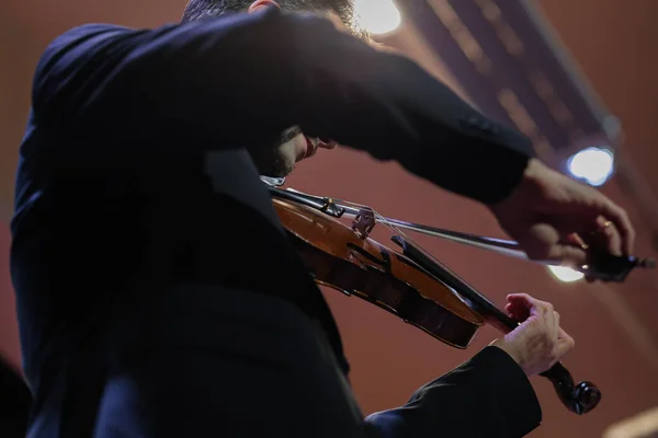 Klassieke Muzikant Speelt Viool Zicht Van Onderaf Symfonische Muziek — Stockfoto