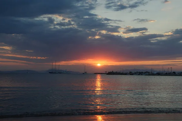 Puesta Sol Sobre Mar Siluetas Del Buque — Foto de Stock