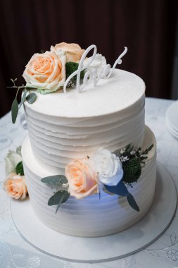 Çiçekli düğün pastası