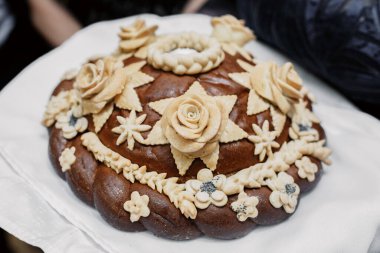 Ukrayna ekmeği. Ekmeğe yakın çekim. Desenli hamur işleri