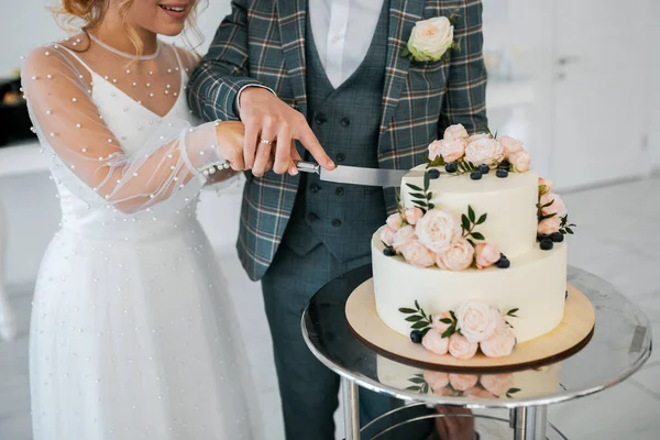 Gelin ve Damat düğün pastasıyla