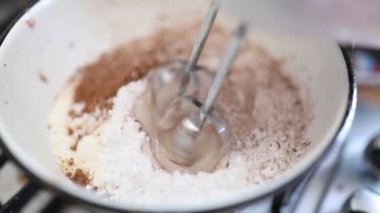 Karıştırıcı kakao ve beyaz toz. Mutfakta tatlı pişirmek.