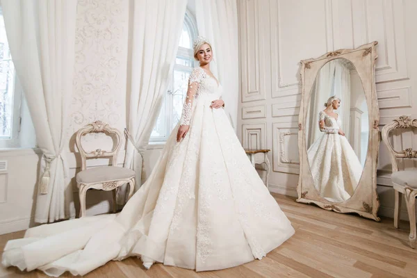 Braut Weißen Kleid Blondes Mädchen Posiert Einem Fotostudio Interieur Vintage — Stockfoto