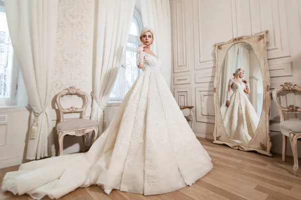 Braut Weißen Kleid Blondes Mädchen Posiert Einem Fotostudio Interieur Vintage — Stockfoto