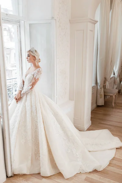 Sposa Abito Bianco Ragazza Bionda Posa Uno Studio Fotografico Stile — Foto Stock