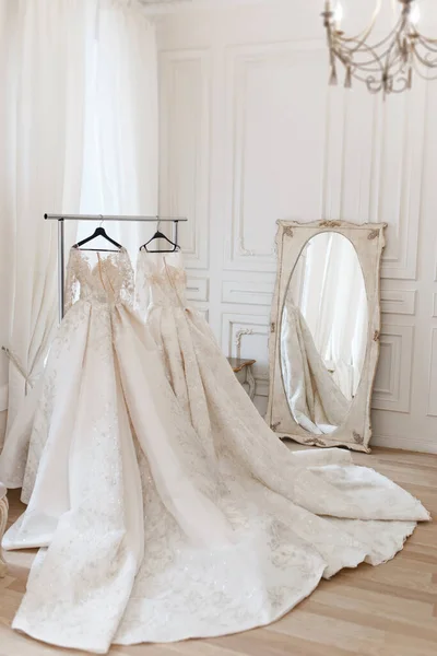 Hochzeitskleid Auf Einem Kleiderbügel Einem Hellen Studio — Stockfoto