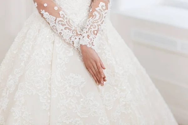 白いドレスを着た花嫁 写真スタジオにポーズをとるブロンドの女の子 ヴィンテージスタイルのインテリア — ストック写真