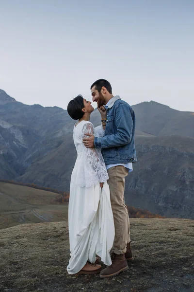 Jovem Casal Georgiano Posando Nas Montanhas Casamento Boho Geórgia Boa — Fotografia de Stock