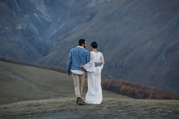 Jovem Casal Georgiano Posando Nas Montanhas Casamento Boho Geórgia Boa — Fotografia de Stock