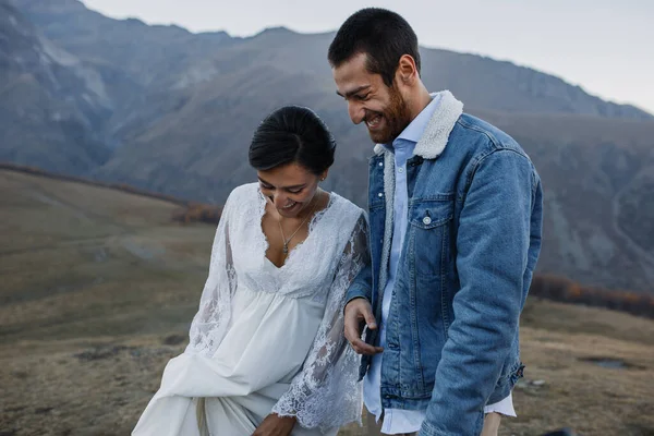 Jovem Casal Georgiano Posando Nas Montanhas Casamento Boho Geórgia Boa — Fotografia de Stock