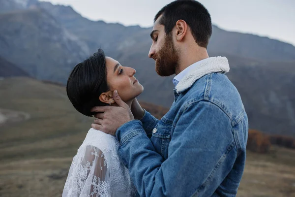 Jovem Casal Georgiano Posando Nas Montanhas Casamento Boho Geórgia Boa — Fotografia de Stock